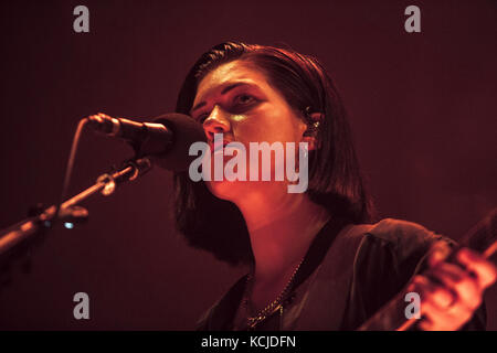 Le groupe anglais indie electronica The xx joue un concert au Forum de Copenhague. Ici, le guitariste et chanteur Romy Madley Croft est vu en direct sur scène. Danemark, 10/02 2017. Banque D'Images