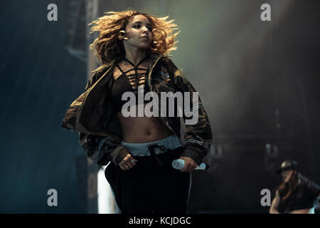 Danemark, Roskilde – 30 juin 2017. Le chanteur, compositeur et danseur américain Tinashe interprète un concert en direct pendant le festival de musique danois Roskilde Festival 2017. Banque D'Images