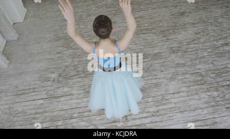 Beautiful Girl Dancer exécute des éléments de ballet classique dans le Loft Design. Danseuse de ballet féminine dansant. Gros plan sur les pieds d'Une danseuse de ballet alors qu'elle pratique des exercices ponctuels, ralenti Banque D'Images