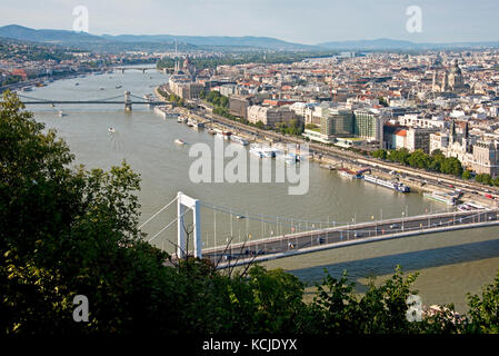 Vue aérienne sur le Danube à Budapest, par beau temps et ciel bleu, avec le pont Elisabeth en premier plan et le pont des chaînes. Banque D'Images