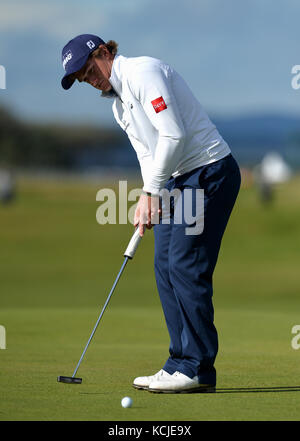 Paul Dunne, de l'Irlande du Nord, lance un coup de poteau sur le dix-septième green lors du premier jour du Alfred Dunhill Links Championship à St Andrews. Banque D'Images