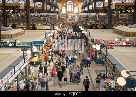 Vue intérieure aérienne du Grand Market Hall de Budapest utilisé par de nombreux habitants et touristes pour la nourriture fraîche, le linge, le coton et les souvenirs. Banque D'Images