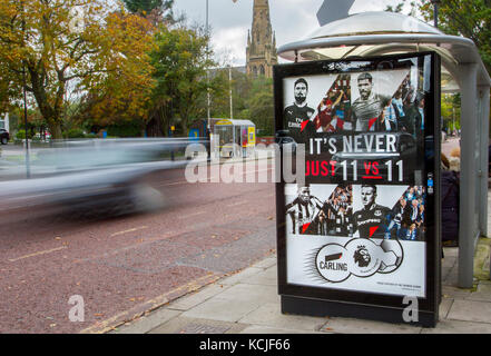 Il n'y a jamais que 11 contre 11; la publicité de football Carling sur bus abri bus, abris d'attente, emplacement de choix, Lord Street, Southport,Merseyside, Royaume-Uni Banque D'Images