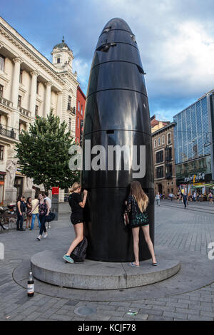 Les gens à l'horloge astronomique sur la place de la liberté la sculpture Namesti Svobody Moravie du Sud Brno République tchèque Banque D'Images