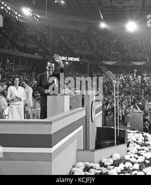 États-unis le Sénateur Bob Dole (républicain du Kansas) vagues à partir de la tribune de la Convention nationale républicaine de 1976 à la Kemper Arena à Kansas City, Missouri, le mardi, 17 août, 1976. Dole sera le candidat pour le GOP 1976 Vice-président des États-Unis et sera sur le billet avec le président des États-Unis, Gerald R. Ford. Credit : Arnie Sachs / CNP /MediaPunch Banque D'Images