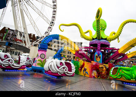 Leiden, Pays-Bas 3 octobre 2017. La foire locale parc d'attractions avec manèges et éditoriale. Banque D'Images