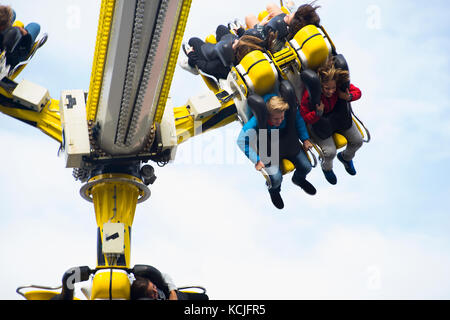 Leiden, Pays-Bas 3 octobre 2017. La foire locale parc d'attractions avec manèges et attractions et les personnes bénéficiant de l'éditorial de manèges. Banque D'Images
