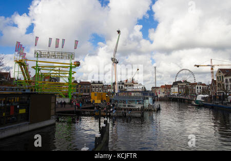 Leiden, Pays-Bas 3 octobre 2017. aperçu de la foire locale parc d'attractions avec manèges et attractions à proximité de l'eau des canaux. editorial Banque D'Images