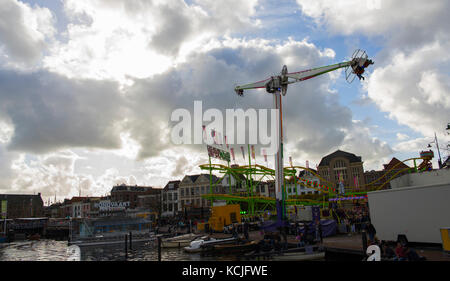 Leiden, Pays-Bas 3 octobre 2017. La foire locale parc d'attractions avec manèges et éditoriale. Banque D'Images