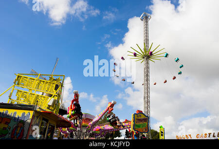 Leiden, Pays-Bas 3 octobre 2017. La foire locale parc d'attractions avec manèges et attractions avec un géant de tourner l'attraction. EDITORIAL Banque D'Images