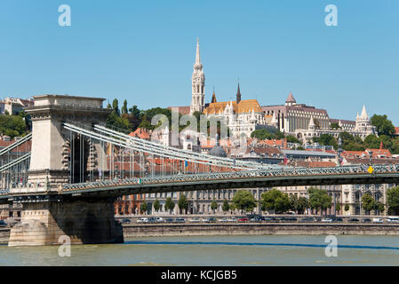 Vue sur le pont de la chaîne Széchenyi, qui traverse le Danube à Budapest, avec le bastion des pêcheurs et l'église Matthias. Banque D'Images