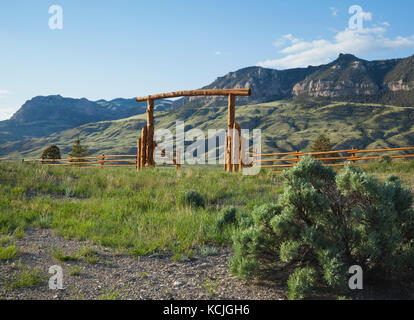 Un ranch de bois ci-dessous porte le absraoka falaises de montagnes dans le Wyoming Banque D'Images