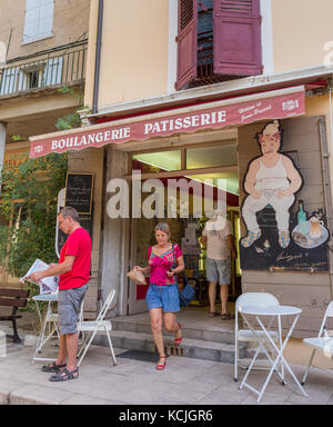 Riez, Provence, France - les gens en face de la boulangerie. Banque D'Images