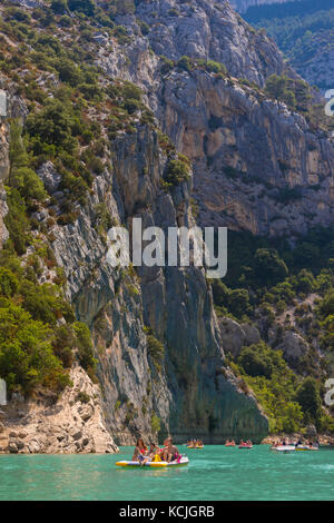 Les gorges du Verdon, Provence, France - les gens de bateau sur rivière, gorges du verdon. Banque D'Images