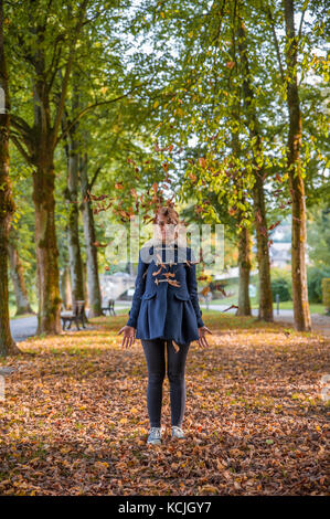 Fille blonde Jeter feuilles jaunes, luxembourg Banque D'Images