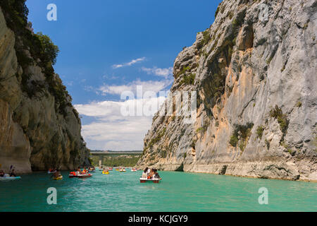 Les gorges du Verdon, Provence, France - les gens de bateau sur rivière, gorges du verdon. Banque D'Images