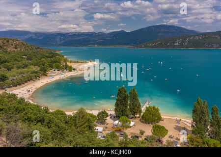 Lac de Sainte-croix, Provence, France - les gens sur la plage et dans des bateaux à lac artificiel, le lac de Sainte-croix. Banque D'Images