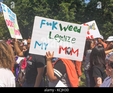 Washington, DC, USA -protestataire est titulaire d'inscription au cours de l'immigration daca manifestation devant la maison blanche. Banque D'Images