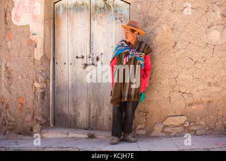 Homme bolivien âgé avec chapeau portant poncho traditionnel dans la ville de Tarabuco, Chuquisaca, province de Yamparáez, Bolivie Banque D'Images