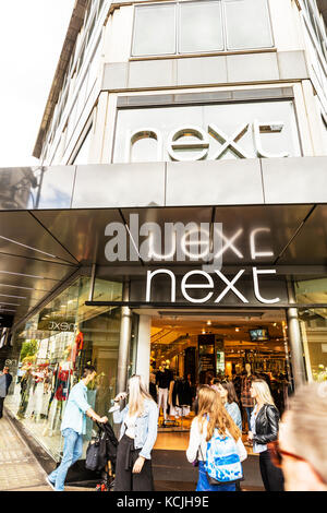 Magasin de vêtements suivant Oxford Street London UK, magasin de vêtements suivant Oxford Street London, prochain signe, magasin le plus avant, édifice voisin, Londres, entrée privée Banque D'Images