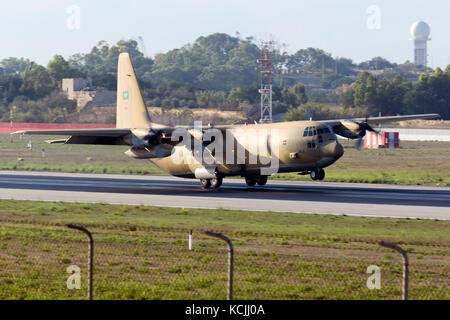 Saudi Arabian air force lockheed c-130H Hercules (l-382) à l'atterrissage pour ramasser du matériel de l'équipe acrobatique stars turque. Banque D'Images