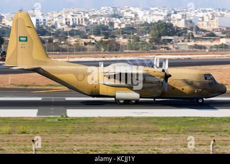 Saudi Arabian air force lockheed c-130H Hercules (l-382) à l'atterrissage pour ramasser du matériel de l'équipe acrobatique stars turque. Banque D'Images