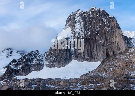 Matin nuages de tempête une partie à révéler Snowpatch spire dans le parc provincial de Bugaboo, Purcell, British Columbia, Canada. Banque D'Images