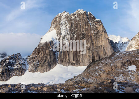 Matin nuages de tempête une partie à révéler Snowpatch spire dans le parc provincial de Bugaboo, Purcell, British Columbia, Canada. Banque D'Images