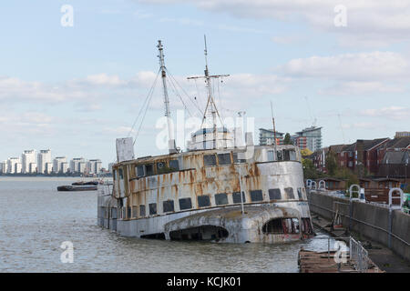 Londres, Royaume-Uni. 5Th Oct, 2017. Ancien emblématique de la Mersey ferry Iris Royal photographié dans une situation inadmissible aujourd'hui sur la Tamise à marée haute avec la Thames Barrier fermé. Le navire de Liverpool a eu notamment les Beatles effectuer à bord. Crédit : Rob Powell/Alamy Live News Banque D'Images