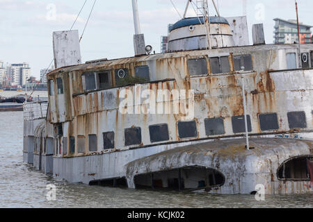 Londres, Royaume-Uni. 5Th Oct, 2017. Ancien emblématique de la Mersey ferry Iris Royal photographié dans une situation inadmissible aujourd'hui sur la Tamise à marée haute avec la Thames Barrier fermé. Le navire de Liverpool a eu notamment les Beatles effectuer à bord. Crédit : Rob Powell/Alamy Live News Banque D'Images