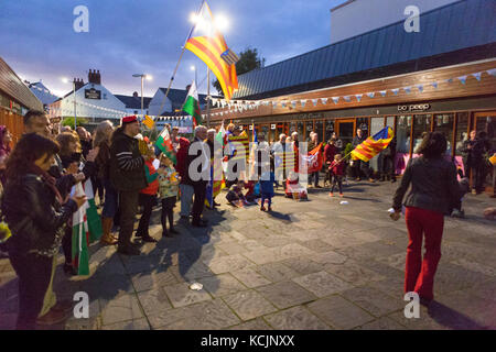 Les gens à Carmarthen montrer leur soutien à la population de la Catalogne en Espagne pour leur droit de tenir un référendum sur l'indépendance. Banque D'Images