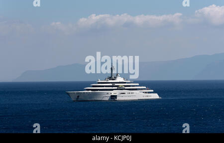 Crète, Grèce. 5Th Oct, 2017. Super yacht administré par Roman Abramovich, l'Eclipse à l'ancre dans la baie d'Agios Nikolaos, Crete Banque D'Images