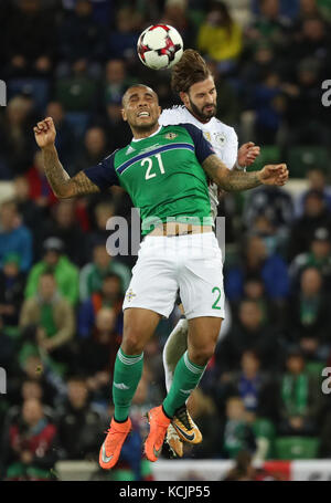 Belfast, Irlande du Nord. 5 octobre 2017. L'Allemand Marvin Plattenhardt (R) et l'Irlandais du Nord Josh Magennis en action lors du match de qualification du Groupe C entre l'Irlande du Nord et l'Allemagne à Belfast, en Irlande du Nord, le 5 octobre 2017. Crédit : Christian Charisius/dpa/Alamy Live News Banque D'Images