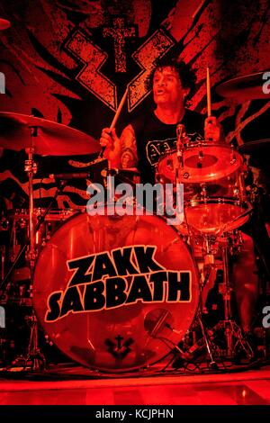 Toronto, Ontario, Canada. 4ème Oct 2017. Black Sabbath cover band 'Zakk Sabbat" composé de deux membres d'Ozzy Osbourne, Zakk Wylde et Rob "BLASKO" Nicholson et le batteur Joey CASTILLO, soufflant de la toiture à l'Opera House à Toronto. Crédit : Igor/Vidyashev ZUMA Wire/Alamy Live News Banque D'Images