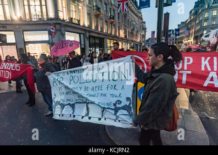 Londres, Royaume-Uni. 5 octobre 2017. Maintenez les militants de bloquer les bannières Oxford Circus. un des quartiers les plus fréquentés, les carrefours, dans une brève manifestation contre le niveau dangereux de la pollution de l'air à Londres, en expliquant aux automobilistes et piétons que le NO2 et les particules de fumées trafic conduisent à des milliers de décès prématurés chaque année à Londres ainsi que la souffrance chronique beaucoup de maladies pulmonaires et des problèmes respiratoires. Crédit : Peter Marshall/Alamy Live News Banque D'Images
