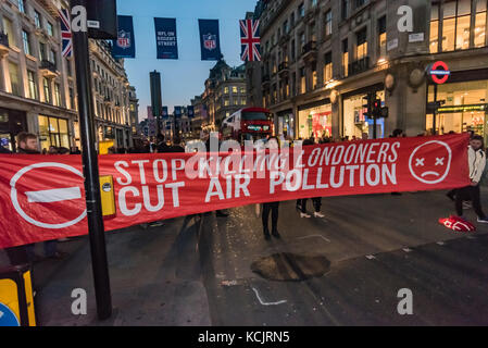 Londres, Royaume-Uni. 5 octobre 2017. Maintenez les militants de bloquer les bannières Oxford Circus. un des quartiers les plus fréquentés, les carrefours, dans une brève manifestation contre le niveau dangereux de la pollution de l'air à Londres, en expliquant aux automobilistes et piétons que le NO2 et les particules de fumées trafic conduisent à des milliers de décès prématurés chaque année à Londres ainsi que la souffrance chronique beaucoup de maladies pulmonaires et des problèmes respiratoires. Crédit : Peter Marshall/Alamy Live News Banque D'Images