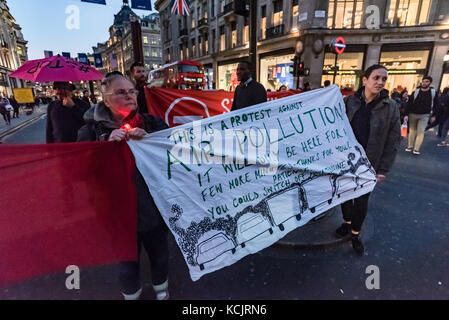 Londres, Royaume-Uni. 5 octobre 2017. Maintenez les militants de bloquer les bannières Oxford Circus. un des quartiers les plus fréquentés, les carrefours, dans une brève manifestation contre le niveau dangereux de la pollution de l'air à Londres, en expliquant aux automobilistes et piétons que le NO2 et les particules de fumées trafic conduisent à des milliers de décès prématurés chaque année à Londres ainsi que la souffrance chronique beaucoup de maladies pulmonaires et des problèmes respiratoires. Crédit : Peter Marshall/Alamy Live News Banque D'Images