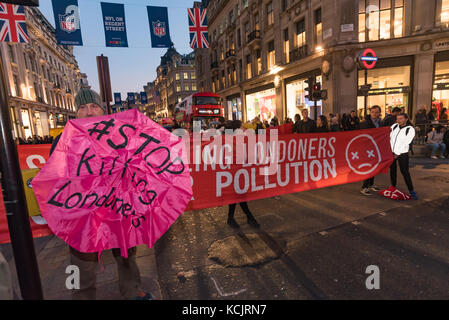 Londres, Royaume-Uni. 5 octobre 2017. Maintenez les militants de bloquer les bannières Oxford Circus. un des quartiers les plus fréquentés, les carrefours, dans une brève manifestation contre le niveau dangereux de la pollution de l'air à Londres, en expliquant aux automobilistes et piétons que le NO2 et les particules de fumées trafic conduisent à des milliers de décès prématurés chaque année à Londres ainsi que la souffrance chronique beaucoup de maladies pulmonaires et des problèmes respiratoires. Crédit : Peter Marshall/Alamy Live News Banque D'Images