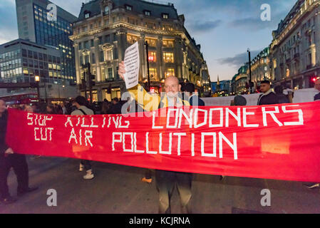 Londres, Royaume-Uni. 5 octobre 2017. Maintenez les militants de bloquer les bannières Oxford Circus. un des quartiers les plus fréquentés, les carrefours, dans une brève manifestation contre le niveau dangereux de la pollution de l'air à Londres, en expliquant aux automobilistes et piétons que le NO2 et les particules de fumées trafic conduisent à des milliers de décès prématurés chaque année à Londres ainsi que la souffrance chronique beaucoup de maladies pulmonaires et des problèmes respiratoires. Crédit : Peter Marshall/Alamy Live News Banque D'Images