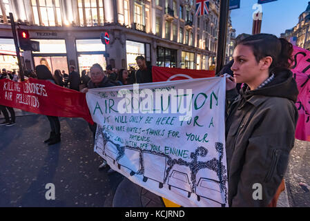 Londres, Royaume-Uni. 5 octobre 2017. Maintenez les militants de bloquer les bannières Oxford Circus. un des quartiers les plus fréquentés, les carrefours, dans une brève manifestation contre le niveau dangereux de la pollution de l'air à Londres, en expliquant aux automobilistes et piétons que le NO2 et les particules de fumées trafic conduisent à des milliers de décès prématurés chaque année à Londres ainsi que la souffrance chronique beaucoup de maladies pulmonaires et des problèmes respiratoires. Crédit : Peter Marshall/Alamy Live News Banque D'Images