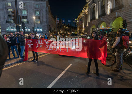 Londres, Royaume-Uni. 5 octobre 2017. Tenir une campagne bannière à Piccadilly Circus pour bloquer l'un des quartiers les plus fréquentés de jonctions d'une brève manifestation contre le niveau dangereux de la pollution de l'air à Londres, en expliquant aux automobilistes et piétons que le NO2 et les particules de fumées trafic conduisent à des milliers de décès prématurés chaque année à Londres ainsi que la souffrance chronique beaucoup de maladies pulmonaires et des problèmes respiratoires. Crédit : Peter Marshall/Alamy Live News Banque D'Images