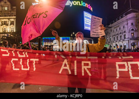 Londres, Royaume-Uni. 5 octobre 2017. Maintenez les militants des banderoles à Piccadilly Circus, de bloquer l'un des quartiers les plus fréquentés de jonctions d'une brève manifestation contre le niveau dangereux de la pollution de l'air à Londres, en expliquant aux automobilistes et piétons que le NO2 et les particules de fumées trafic conduisent à des milliers de décès prématurés chaque année à Londres ainsi que la souffrance chronique beaucoup de maladies pulmonaires et des problèmes respiratoires. Crédit : Peter Marshall/Alamy Live News Banque D'Images