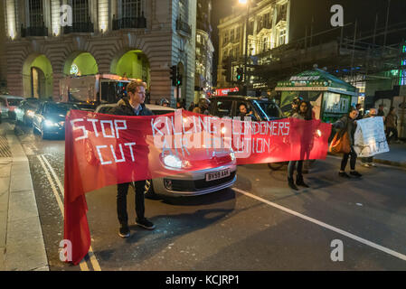 Londres, Royaume-Uni. 5 octobre 2017. Maintenez les militants des banderoles à Piccadilly Circus, de bloquer l'un des quartiers les plus fréquentés de jonctions d'une brève manifestation contre le niveau dangereux de la pollution de l'air à Londres, en expliquant aux automobilistes et piétons que le NO2 et les particules de fumées trafic conduisent à des milliers de décès prématurés chaque année à Londres ainsi que la souffrance chronique beaucoup de maladies pulmonaires et des problèmes respiratoires. Crédit : Peter Marshall/Alamy Live News Banque D'Images
