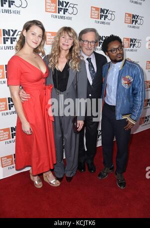 New York, NY, États-Unis. 5 octobre 2017. Destry Allyn Spielberg, Kate Capshaw, Steven Spielberg, Theo Spielberg à l'arrivée pour SPIELBERG première au 55e Festival annuel du film de New York (NYFF), Alice Tully Hall au Lincoln Center, New York, NY le 5 octobre 2017. Crédit : Derek Storm/Everett Collection/Alamy Live News Banque D'Images