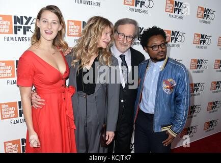 New York, NY, États-Unis. 5 octobre 2017. Destry Allyn Spielberg, Kate Capshaw, Steven Spielberg, Theo Spielberg à l'arrivée pour SPIELBERG première au 55e Festival annuel du film de New York (NYFF), Alice Tully Hall au Lincoln Center, New York, NY le 5 octobre 2017. Crédit : Derek Storm/Everett Collection/Alamy Live News Banque D'Images