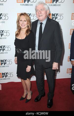 New York, NY, États-Unis. 5 octobre 2017. Marlo Thomas, Phil Donahue aux arrivées pour la première de SPIELBERG au 55e Festival annuel du film de New York (NYFF), Alice Tully Hall au Lincoln Center, New York, NY le 5 octobre 2017. Crédit : Kristin Callahan/Everett Collection/Alamy Live News Banque D'Images