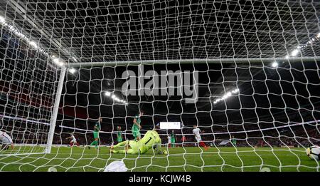 Londres, Londres, Royaume-Uni. 5 octobre 2017. Harry Kane (R), de l'Angleterre, marque lors du match de la Coupe du monde de la FIFA 2018 du groupe E qualificatif européen entre l'Angleterre et la Slovénie au stade de Wembley, à Londres, en Grande-Bretagne, le 5 octobre 2017. L'Angleterre a gagné 1-0. Crédit : Han Yan/Xinhua/Alamy Live News Banque D'Images