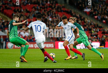 Londres, Londres, Royaume-Uni. 5 octobre 2017. Alex Oxlade-Chamberlain (2e R), de l'Angleterre, fait une percée lors du match de qualification européenne du groupe E de la Coupe du monde de la FIFA 2018 entre l'Angleterre et la Slovénie au stade de Wembley, à Londres, en Grande-Bretagne, le 5 octobre 2017. L'Angleterre a gagné 1-0. Crédit : Han Yan/Xinhua/Alamy Live News Banque D'Images