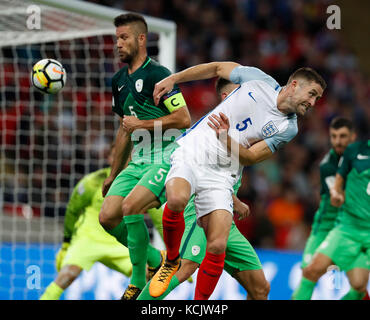 Londres, Londres, Royaume-Uni. 5 octobre 2017. Gary Cahill (R) de l'Angleterre affronte Bostjan Cesar de Slovénie lors du match du groupe E de qualification européen de la Coupe du monde de la FIFA 2018 entre l'Angleterre et la Slovénie au stade de Wembley, à Londres, Grande-Bretagne, le 5 octobre 2017. L'Angleterre a gagné 1-0. Crédit : Han Yan/Xinhua/Alamy Live News Banque D'Images