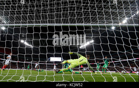 Londres, Londres, Royaume-Uni. 5 octobre 2017. Jan Oblak, gardien de but slovène, sauve le ballon lors du match de la Coupe du monde de la FIFA 2018 du groupe E qualificatif européen entre l'Angleterre et la Slovénie au stade de Wembley, à Londres, en Grande-Bretagne, le 5 octobre 2017. L'Angleterre a gagné 1-0. Crédit : Han Yan/Xinhua/Alamy Live News Banque D'Images